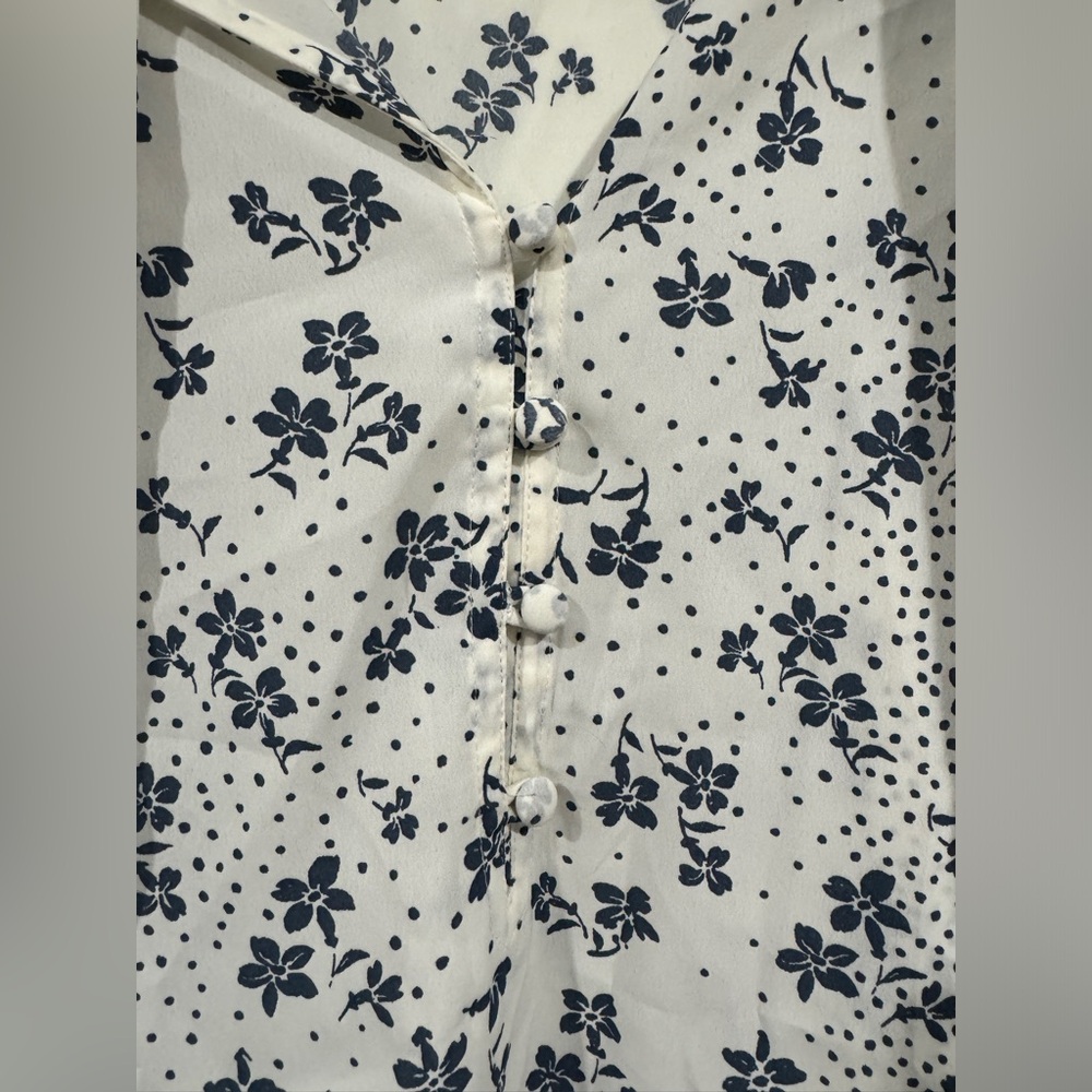 Abercrombie & Fitch Blue and White Floral Top with Tie Size M - Picture 4 of 4